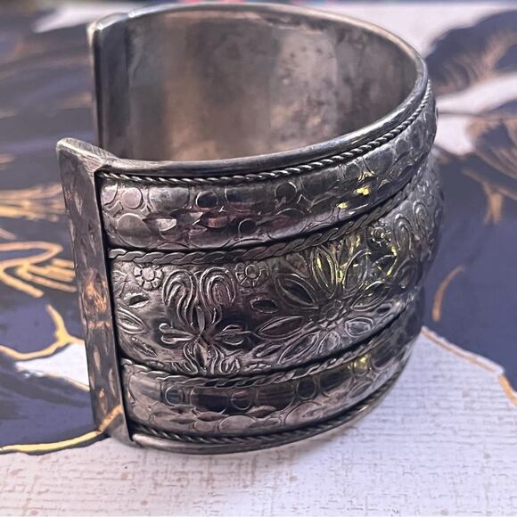 Vintage ENORMOUS Wide Tribal Etched Floral Bangle Silver Cuff Bracelet B1 - Picture 7 of 11
